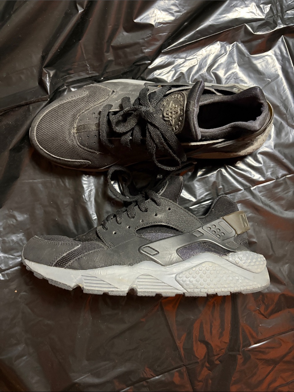 Nike Mens Huaraches Black and White Athletic Shoes